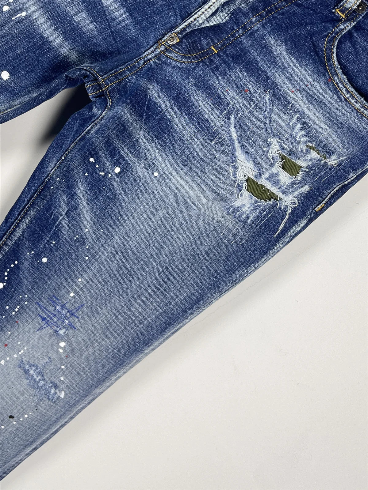 2025 Spring/Summer New D2 Jeans for Men, Washed, Scratched, Patched, Painted, Three Dimensional Cutting, Small Feet, Blue