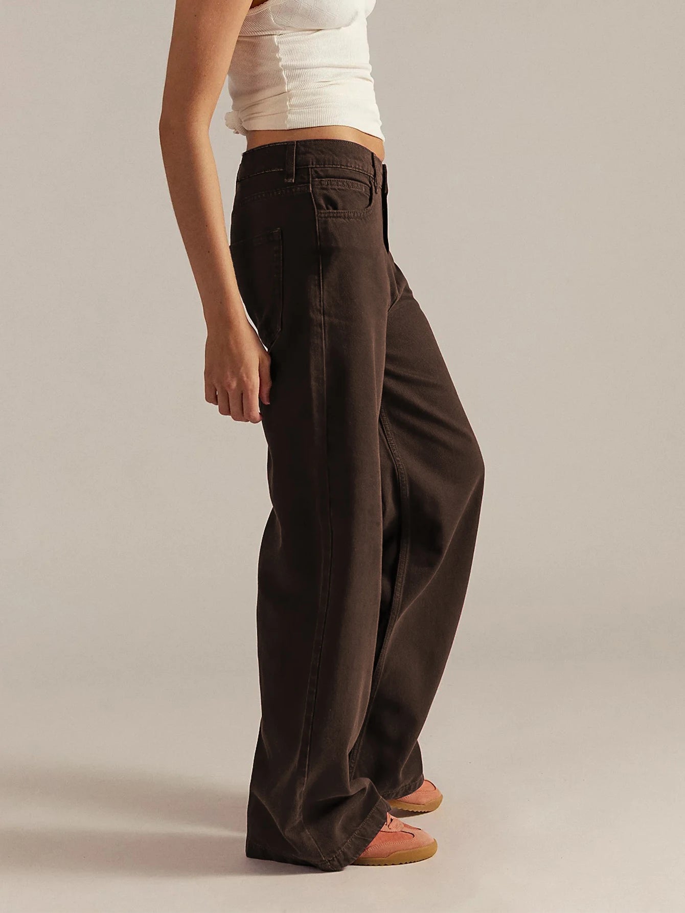 Women's retro brown wide-leg jeans, high-waisted cut, elegant retro silhouette, soft washable fabric, fashionable and casual.